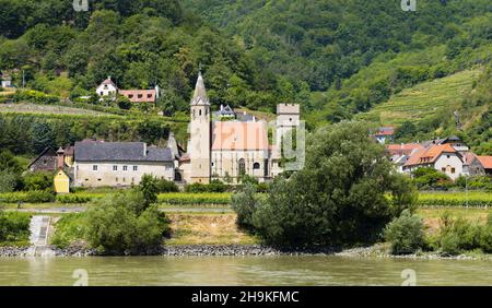 Villaggio austriaco di Schwallenbach sulla riva del Danubio Foto Stock