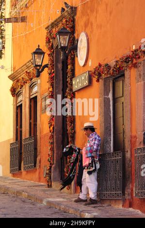 San Miguel de Allende, Messico - 25 dicembre 2019: Peddler nel centro di San Miguel de Allende Foto Stock