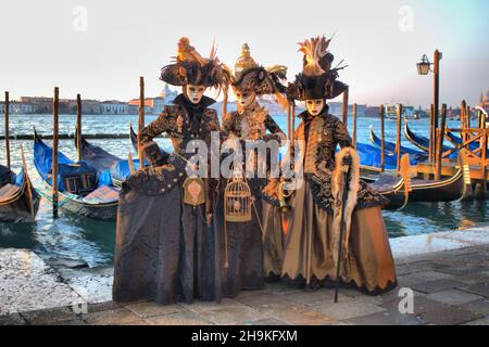 Venezia, Italia - 10 febbraio 2018: Tre persone in costume veneziano presenziano al Carnevale di Venezia Foto Stock