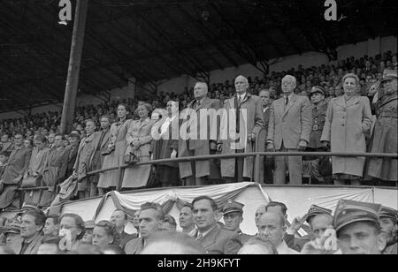 Warszawa, 1948-08-25. Mecz pi³ki no¿nej pomiêdzy reprezentacjami polski i Jugos³awii (0:1) na stadionie Wojskowego Klubu Sportowego Legia. NZ. Na trybunie honorowej m.in. ambasador Jugos³awii Rade Pribiæeviæ (na pierwszym planie, 5P). ka PAP/Stanis³aw D¹browiecki Varsavia, 25 agosto 1948. La partita di calcio tra le squadre polacche e jugoslave (0:1) a Legia, la squadra sportiva militare. Nella foto: Sulla casella Ambasciatore Jugoslavo Rade Pribicevic (in primo piano, 5 a destra). ka PAP/Stanis³aw D¹browiecki Foto Stock