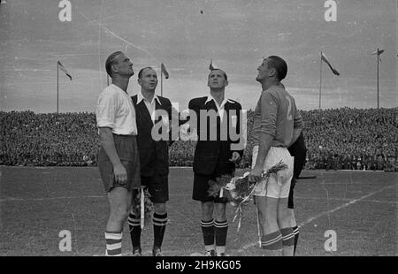 Warszawa, 1948-08-25. Mecz pi³ki no¿nej pomiêdzy reprezentacjami polski i Jugos³awii (0:1) na stadionie Wojskowego Klubu Sportowego Legia. NZ. Losowanie stron boiska. ¿lewej: kapitan polskiej dru sêdzia yny Tadeusz Porpan, sêdzia g³ówny liniowy Michalik (Polska), Czechos³owacja Niemcovsky (¿) oraz kapian dru jugos³owiañskiej yny Stanis³aw D¹browiecki Miroslav Brozovic. ka PAP/ Varsavia, 25 agosto 1948. La partita di calcio tra le squadre polacche e jugoslave (0:1) a Legia, la squadra sportiva militare. Nella figura: Disegno dei lati del passo. Da sinistra: Capitano della squadra polacca Tadeusz Porpan, assistente arbitro Foto Stock