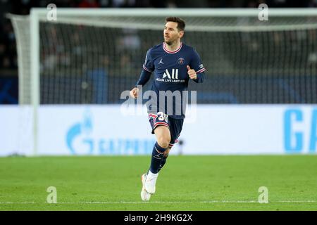 PARIJS, FRANCIA - 7 DICEMBRE: Lionel messi di Parigi Saint-Germain durante il Gruppo A - UEFA Champions League partita tra Parigi Saint-Germain e Club Brugge al Parc des Princes il 7 dicembre 2021 a Parijs, Francia (Foto di Herman Dingler/Orange Pictures) Foto Stock