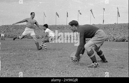 Warszawa, 1948-08-25. Mecz pi³ki no¿nej pomiêdzy reprezentacjami polski i Jugos³awii (0:1) na stadionie Wojskowego Klubu Sportowego Legia. akcja w bolu bramkowym Jugos³awii. Pi³kê trzyma bramkarz Franjo Sostaric, w obronie Kosta Tomasevic (1L). ka PAP/Stanis³aw D¹browiecki Varsavia, 25 agosto 1948. La partita di calcio tra le squadre polacche e jugoslave (0:1) a Legia, la squadra sportiva militare. Nella foto: L'attacco all'area degli obiettivi della squadra jugoslava. La palla è tenuta dal portiere Franjo Sostaric, Kosta Tomasevic (1 a sinistra) nella difesa. ka PAP/Stanis³aw D¹browiecki Foto Stock