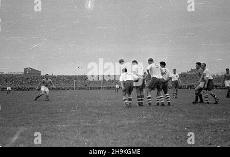 Warszawa, 1948-08-25. Mecz pi³ki no¿nej pomiêdzy reprezentacjami polski i Jugos³awii (0:1) na stadionie Wojskowego Klubu Sportowego Legia. NZ. Rzut wolny. ka PAP/Stanis³aw D¹browiecki Varsavia, 25 agosto 1948. Una partita di calcio Polonia-Jugoslavia (1:0) giocata allo stadio del Military Sports Club Legia. Nella foto: Un calcio libero. ka PAP/Stanis³aw D¹browiecki Foto Stock