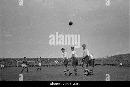 Warszawa, 1948-08-25. Mecz pi³ki no¿nej pomiêdzy reprezentacjami polski i Jugos³awii (0:1) na stadionie Wojskowego Klubu Sportowego Legia. NZ. Rzut wolny. ka PAP/Stanis³aw D¹browiecki Varsavia, 25 agosto 1948. Una partita di calcio Polonia-Jugoslavia (1:0) giocata allo stadio del Military Sports Club Legia. Nella foto: Un calcio libero. ka PAP/Stanis³aw D¹browiecki Foto Stock