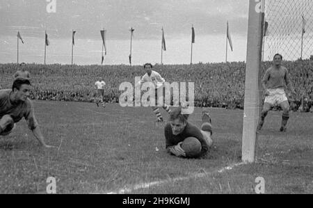 Warszawa, 1948-08-25. Mecz pi³ki no¿nej pomiêdzy reprezentacjami polski i Jugos³awii (0:1) na stadionie Wojskowego Klubu Sportowego Legia. NZ. akcja pod bramk¹ Jugus³awii. ka PAP/Stanis³aw D¹browiecki Varsavia, 25 agosto 1948. La partita di calcio tra le squadre polacche e jugoslave (0:1) a Legia, la squadra sportiva militare. Nella foto: Un attacco al traguardo jugoslavo. ka PAP/Stanis³aw D¹browiecki Foto Stock