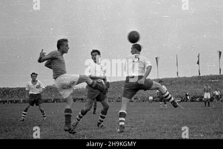 Warszawa, 1948-08-25. Mecz pi³ki no¿nej pomiêdzy reprezentacjami polski i Jugos³awii (0:1) na stadionie Wojskowego Klubu Sportowego Legia. ka PAP/Stanis³aw D¹browiecki Varsavia, 25 agosto 1948. Una partita di calcio Polonia-Jugoslavia (1:0) giocata allo stadio del Military Sports Club Legia. ka PAP/Stanis³aw D¹browiecki Foto Stock