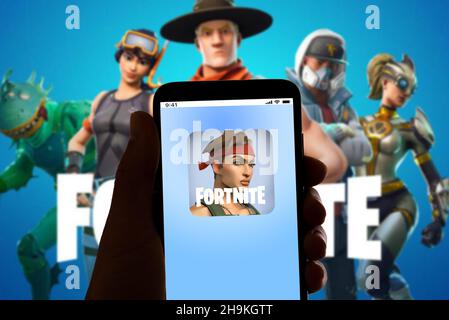 Spagna. 4 novembre 2021. In questa illustrazione di foto il logo del gioco on-line Fortnite è visto sullo schermo del telefono cellulare e di un portatile a Barcellona, Spagna il 7 dicembre 2021.(Photo by Davide Bonaldo/Sipa USA) Credit: Sipa USA/Alamy Live News Foto Stock