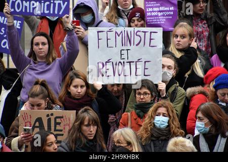 Marsiglia, Francia. 27 novembre 2021. I manifestanti hanno visto tenere cartelli durante la dimostrazione.i manifestanti sono scesi per le strade della Francia protestando contro la violenza contro le donne. (Foto di Gerard Bottino/SOPA Images/Sipa USA) Credit: Sipa USA/Alamy Live News Foto Stock