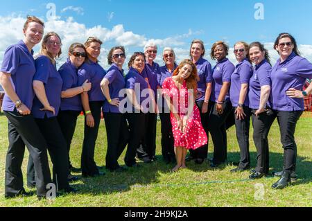 Stacey Solomon e Colchester Military Mives Choir in un evento di beneficenza del Armed Forces Day a Orsett, Essex, Regno Unito. Cantanti Foto Stock