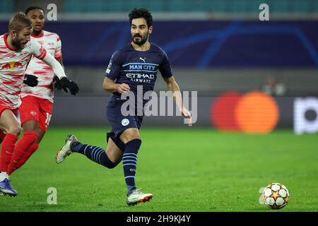 Lipsia, Germania. 7 dicembre 2021. Football, Champions League, RB Leipzig - Manchester City, Group Stage, Group A, Matchday 6 alla Red Bull Arena. Konrad Laimer (l-r) e Christopher Nkunku di Lipsia tentano di ottenere la palla contro l'Ilkay Gündogan di Manchester. Credit: Jan Woitas/dpa-Zentralbild/dpa/Alamy Live News Foto Stock