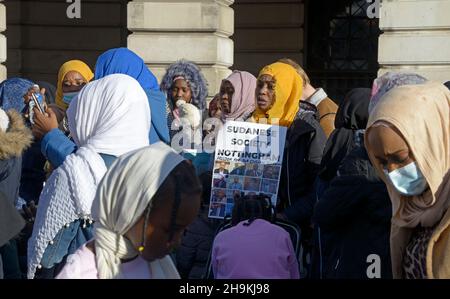 Le donne sudanesi protestano contro l'azione in Sudan. Foto Stock