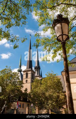 Cattedrale di Notre-Dame con il suo trio di guglie visto da Piazza Clairefontaine nel centro storico della città di Lussemburgo. Foto Stock