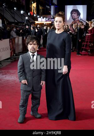 Peter Dinklage ed Erica Schmidt hanno partecipato alla Premiere britannica di Cyrano, presso l'Odeon Luxe, Leicester Square, Londra. Data foto: Martedì 7 dicembre 2021. Foto Stock