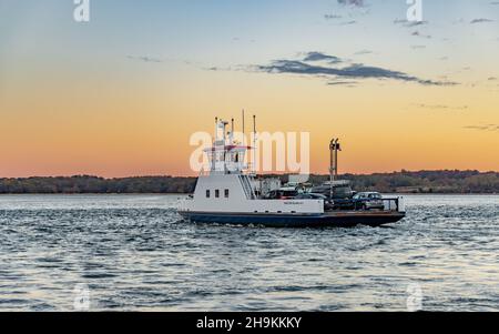 Shelter Island traghetto, Southern Cross in tardo giorno sole, Shelter Island, NY Foto Stock