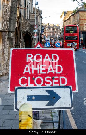 Cartello rosso "Road ahead closed" e freccia di deviazione, Crouch End, Londra, Regno Unito Foto Stock