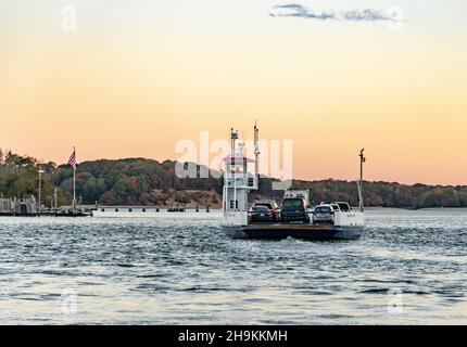 Shelter Island traghetto, Southern Cross in tardo giorno sole, Shelter Island, NY Foto Stock