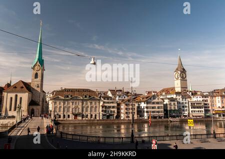 Zurigo, Svizzera il 20 ottobre 2012. La Fraumunster Tower e la Chiesa di San Pietro, il cui orologio è il più grande d'Europa. Foto Stock