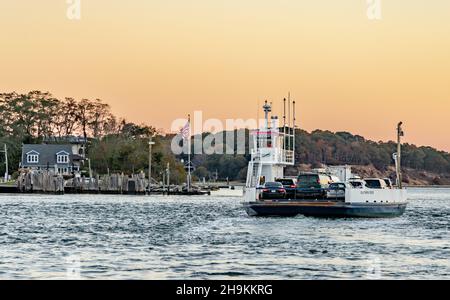 Shelter Island traghetto, Southern Cross in tardo giorno sole, Shelter Island, NY Foto Stock