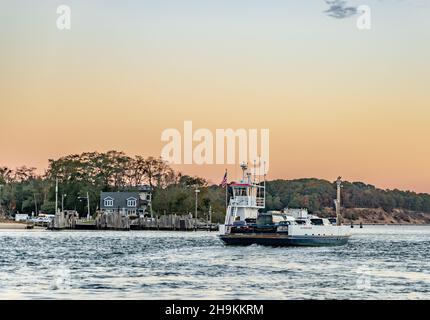 Shelter Island traghetto, Southern Cross in tardo giorno sole, Shelter Island, NY Foto Stock