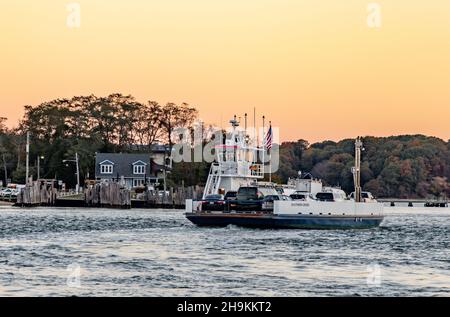 Shelter Island traghetto, Southern Cross in tardo giorno sole, Shelter Island, NY Foto Stock