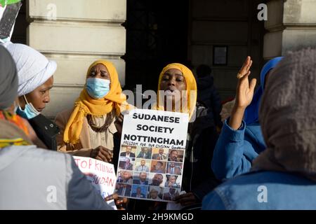 Le donne sudanesi protestano contro l'azione in Sudan. Foto Stock