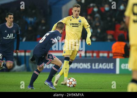 PARIJS, FRANCIA - 7 DICEMBRE: Noa Lang del Club Brugge durante il Gruppo A - UEFA Champions League partita tra Parigi Saint-Germain e Club Brugge al Parc des Princes il 7 dicembre 2021 a Parijs, Francia (Foto di Herman Dingler/Orange Pictures) Foto Stock