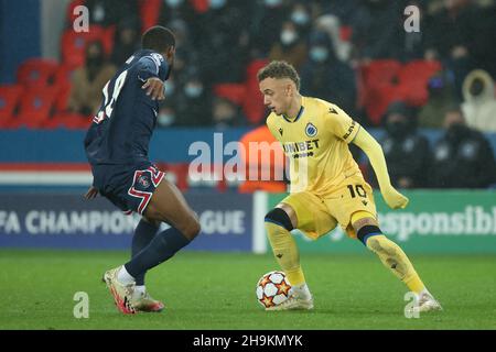 PARIJS, FRANCIA - 7 DICEMBRE: Noa Lang del Club Brugge durante il Gruppo A - UEFA Champions League partita tra Parigi Saint-Germain e Club Brugge al Parc des Princes il 7 dicembre 2021 a Parijs, Francia (Foto di Herman Dingler/Orange Pictures) Foto Stock