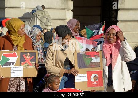 Le donne sudanesi protestano contro l'azione in Sudan. Foto Stock