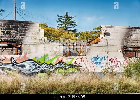 DETROIT, USA - 20 OTTOBRE 2019: Un muro di un vecchio magazzino nell'area di Highland Park di Detroit è stato demolito e vandalizzato con graffiti. Foto Stock