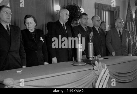 Warszawa, 1948-08-28. Akademia ku czci Stanis³awa Dubois, dzia³acza Polskiej Partii Socjalistycznej (PPS), który w 1942 r. zgin¹³ w Auschwitz. NZ. m.in.: cz³onek Komisji Politycznej PPS Oskar Lange (P), wiceprzewidnicz¹cy CKW PPS Henryk Œwi¹tkowski (3P), przewidnicz¹cy CKW PPS PPS imierz Rusinek (4P), Premier Józef Cyrankiewicz (3L), przedstawiciel Komitetu Centralnego Polskiej Partii Robotzeki (zawzeki) Varsavia, 28 agosto 1948. Una cerimonia in onore di Stanislaw Dubois, attivista del Partito Socialista Polacco (PPS), ucciso ad Auschwitz nel 1942. Nella foto: membro Foto Stock