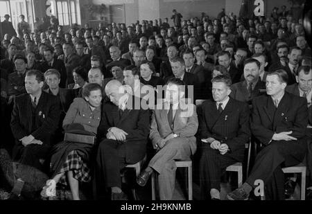 Warszawa, 1948-08-28. Akademia ku czci Stanis³awa Dubois, dzia³acza Polskiej Partii Socjalistyczne (PPS), który w 1942 r. zgin¹³ w Auschwitz. NZ. w pierwszym rzêdzie m.in.: cz³onek Rady Naczelnej PPS Stefan Matuszewski (L), Premier Józef Cyrankiewicz (3L), sekretarz generalny Zwi¹zku M³odzie¿y Polskiej (ZMP) Lucjan Motyka (P). wb PAP Varsavia, 28 agosto 1948. Una cerimonia in onore di Stanislaw Dubois, attivista del Partito Socialista Polacco (PPS), ucciso ad Auschwitz nel 1942. Nella foto: Nella prima fila: membro del Consiglio PPS Capo Stefan Matuszewski (a sinistra), PM Jozef Cyrankiewicz (3° leff Foto Stock