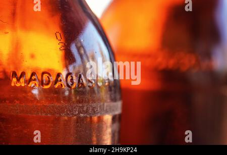Parola MADAGASCAR sulla bottiglia di birra, primo piano dettaglio astratto solo poche lettere a fuoco Foto Stock