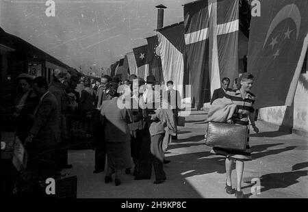 Warszawa 1948-08-29. Œwiatowy Kongres Intelektualistów w Obronie Pokoju (25-28 VIII). Po obradach uczestnicy zwiedzali stolicê. NZ. Przyjazd delegatów na dworzec Warszawa G³ówna Osobowa. ka PAP Varsavia, 29 agosto 1948. Congresso Mondiale degli intellettuali in Difesa della Pace (agosto 25-28). Dopo la conclusione del congresso, i delegati si sono recati a Varsavia. Nella foto: Delegati che arrivano alla stazione ferroviaria di Warszawa Glowna Osobowa. ka PAP Foto Stock