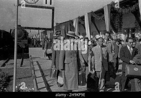 Warszawa 1948-08-29. Œwiatowy Kongres Intelektualistów w Obronie Pokoju (25-28 VIII). Po obradach delegaci zwiedzali stolicê. NZ. intelektualiœci na dworcu Warszawa G³ówna Osobowa. ka PAP Varsavia, 29 agosto 1948. Congresso Mondiale degli intellettuali in Difesa della Pace (agosto 25-28). Dopo la conclusione del congresso, i delegati si sono recati a Varsavia. Nella foto: Intellettuali alla stazione ferroviaria di Warszawa Glowna Osobowa. ka PAP Foto Stock