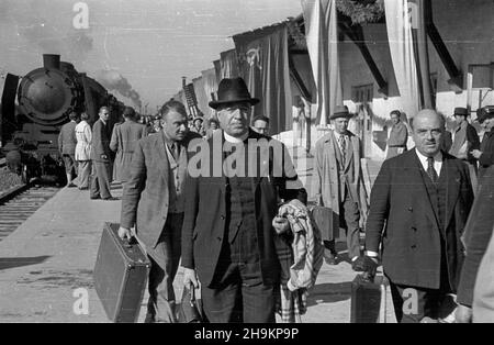 Warszawa 1948-08-29. Œwiatowy Kongres Intelektualistów w Obronie Pokoju (25-28 VIII). Po obradach delegaci zwiedzali stolicê. NZ. Na pierwszym planie: francuski biolog, Professor Eugene Marcel Prenant (P) i ksi¹dz Jean Boulier (L) na dworcu Warszawa G³ówna Osobowa. ka PAP Varsavia, 29 agosto 1948. Congresso Mondiale degli intellettuali in Difesa della Pace (agosto 25-28). Dopo la conclusione del congresso, i delegati si sono recati a Varsavia. Nella foto: In primo piano - biologo francese, professore Eugene Marcel Prenant (a destra) e Rev. Jean Boulier (a sinistra) presso la stazione ferroviaria di Warszawa Glowna Osobowa. ka Foto Stock