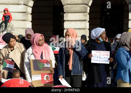 Le donne sudanesi protestano contro l'azione in Sudan. Foto Stock