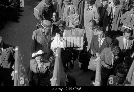 Warszawa 1948-08-29. Œwiatowy Kongres Intelektualistów w Obronie Pokoju (25-28 VIII). Po obradach delegaci zwiedzali stolicê. NZ. Przyjazd na dworzec Warszawa G³ówna Osobowa. ka PAP Varsavia, 29 agosto 1948. Congresso Mondiale degli intellettuali in Difesa della Pace (agosto 25-28). Dopo il congresso, i delegati hanno visitato Varsavia. Nella foto: L'arrivo alla stazione ferroviaria di Warszawa Glowna Osobowa. ka PAP Foto Stock