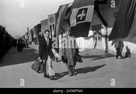 Warszawa 1948-08-29. Œwiatowy Kongres Intelektualistów w Obronie Pokoju (25-28 VIII). Po obradach delegaci zwiedzali stolicê. Prezes Polskiego Komitetu Organizacyjnego Jaros³aw Iwaszkiewicz (P) na dworcu Warszawa G³ówna Osobowa. ka PAP Varsavia, 29 agosto 1948. Congresso Mondiale degli intellettuali in Difesa della Pace (agosto 25-28). Dopo il congresso, i delegati hanno visitato Varsavia. Nella foto: Capo del Comitato Organizzatorio polacco Jaroslaw Iwaszkiewicz (a destra) alla stazione ferroviaria di Warszawa Glowna Osobowa. ka PAP Foto Stock