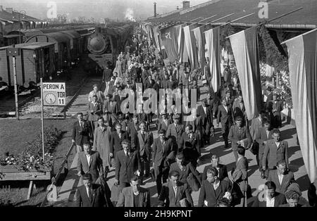 Warszawa 1948-08-29. Œwiatowy Kongres Intelektualistów w Obronie Pokoju (25-28 VIII). Po obradach delegaci zwiedzali stolicê. NZ. Przyjazd na dworzec Warszawa G³ówna Osobowa. ka PAP Varsavia, 29 agosto 1948. Congresso Mondiale degli intellettuali in Difesa della Pace (agosto 25-28). Dopo il congresso, i delegati hanno visitato Varsavia. Nella foto: L'arrivo alla stazione ferroviaria di Warszawa Glowna Osobowa. ka PAP Foto Stock