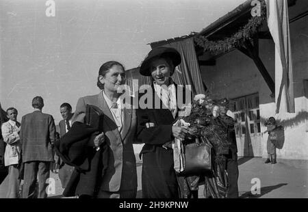 Warszawa 1948-08-29. Œwiatowy Kongres Intelektualistów w Obronie Pokoju (25-28 VIII). Po obradach delegaci zwiedzali stolicê. NZ. przewodnicz¹ca Œwiatowej Demokratycznej Kobiet Eugenia Cotton (P) na dworcu Warszawa G³ówna Osobowa. ka PAP Varsavia, 29 agosto 1948. Congresso Mondiale degli intellettuali in Difesa della Pace (agosto 25-28). Dopo il congresso, i delegati hanno visitato Varsavia. Nella foto: Capo della Federazione delle Donne Democratici del mondo Eugenia Cotton (a destra) alla stazione ferroviaria di Warszawa Glowna Osobowa. ka PAP Foto Stock