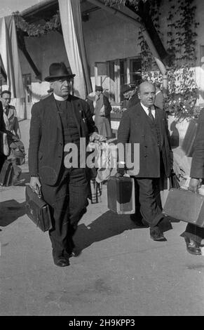 Warszawa 1948-08-29. Œwiatowy Kongres Intelektualistów w Obronie Pokoju (25-28 VIII). Po obradach delegaci zwiedzali stolicê. francuski biolog, Professor Eugene Marcel Prenant (P) i ksi¹dz Jean Boulier (L) na dworcu Warszawa G³ówna Osobowa. ka PAP Varsavia, 29 agosto 1948. Congresso Mondiale degli intellettuali in Difesa della Pace (agosto 25-28). Dopo il congresso, i delegati hanno visitato Varsavia. Nella foto: Biologo francese, professore Eugene Marcel Prenant (a destra) e Rev. Jean Boulier (a sinistra) presso la stazione ferroviaria di Warszawa Glowna Osobowa. ka PAP Foto Stock