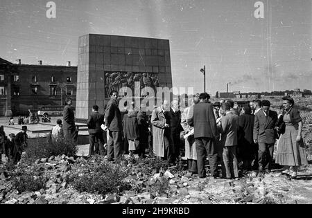 Warszawa, 1948-08-30. Œwiatowy Kongres Intelektualistów w Obronie Pokoju (25-28 VIII). Zwiedzanie stolicy. NZ. Uczestnicy Kongreu przed Pornikiem Bohaterów vetta. Po lewej Ruiny Wojskowego Wiêzienia Œledczego. ka PAP Varsavia, 30 agosto 1948. Congresso Mondiale degli intellettuali in Difesa della Pace (25-28 agosto). Tour di Varsavia. Nella foto: Partecipanti al Congresso di fronte al Monumento agli Eroi del Ghetto. Sulle rovine di sinistra del carcere investigativo militare ka PAP Foto Stock