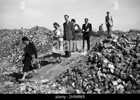 Warszawa, 1948-08-30. Œwiatowy Kongres Intelektualistów w Obronie Pokoju (25-28 VIII). Po jego zakoñczeniu delegaci zwiedzili stolicê. NZ. Uczestnicy kongresu wœród ruin by³ego getta. ka PAP Varsavia, 30 agosto 1948. Il Congresso Mondiale degli intellettuali in Difesa della Pace (agosto 25-28). Dopo i dibattiti i delegati hanno visitato la capitale. Nella foto: i partecipanti di congres alle rovine dell'ex Ghetto. ka PAP Foto Stock