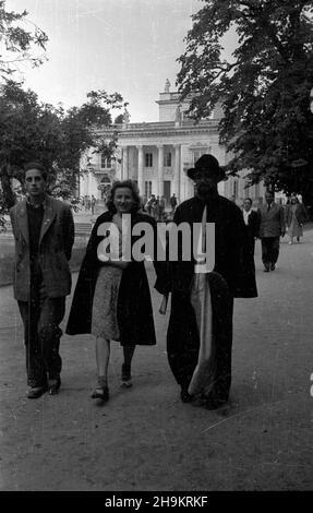 Warszawa, 1948-08-30. Œwiatowy Kongres Intelektualistów w Obronie Pokoju (25-28 VIII). Zwiedzanie stolicy. Pa³acem. Uczestnicy Kongreu przed Królewskich na Wodzie w £azienkach. ka PAP Varsavia, 30 agosto 1948. Congresso Mondiale degli intellettuali in Difesa della Pace (25-28 agosto). Tour di Varsavia. Nella foto: Partecipanti al Congresso di fronte al Palazzo sull'acqua nel Parco reale Lazienki. ka PAP Foto Stock