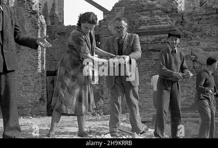 Warszawa, 1948-09. Rynek Nowego Miasta. Prace przy usuwaniu gruzu przed koœcio³em pw. œw. Kazimierza ssa Sakramentek. msa PAP Dok³adny dzieñ wydarzenia nieustalony. Varsavia, 1948 settembre. Mercato di New Town. Asportazione di macerie di fronte alla Chiesa di San Casimiro, appartenente alle Suore del Santissimo Sacramento, msa PAP Foto Stock