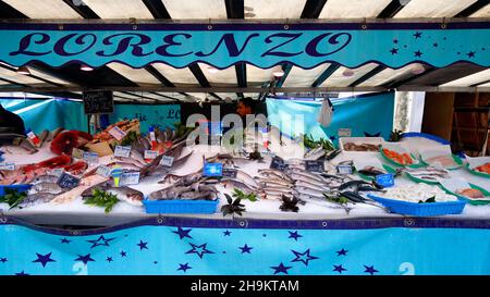 Una mostra di pesce in un mercato agricolo all'aperto nel 11th arr Parigi, Francia. Une poissonnerie au Marché Popincourt dans le 11e de Paris. Foto Stock