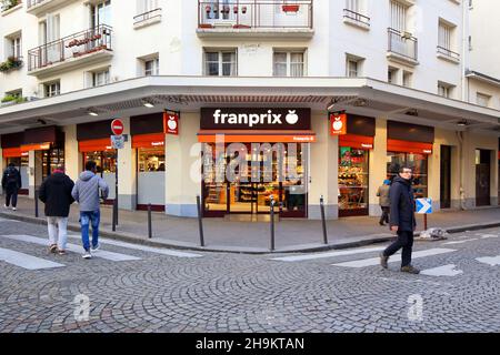 Franprix, 14-16 Rue d'Orsel, Parigi, Francia. Negozio esterno di un supermercato nel quartiere Montmartre nel 18th Arr. Foto Stock