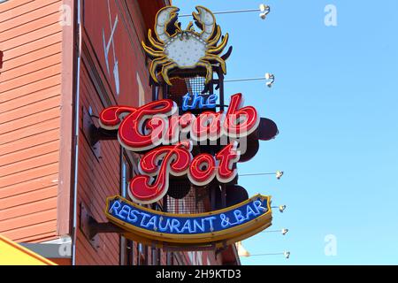 The Crab Pot, 1301 Alaskan Way, Seattle, Washington. Cartello al neon per un ristorante di pesce sul molo 57. Foto Stock