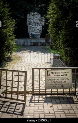 Swiety Krzyz, Polonia - 29 luglio 2021: Porta d'ingresso al cimitero dei prigionieri di guerra sovietici, morto nella custodia nazista durante la seconda guerra mondiale. Foto Stock